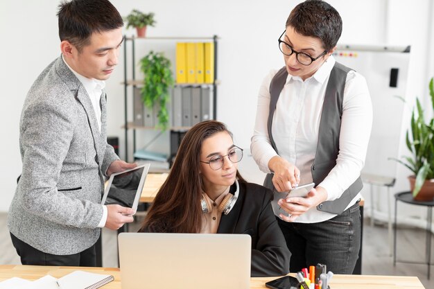 Gruppo di giovani imprenditori che lavorano insieme