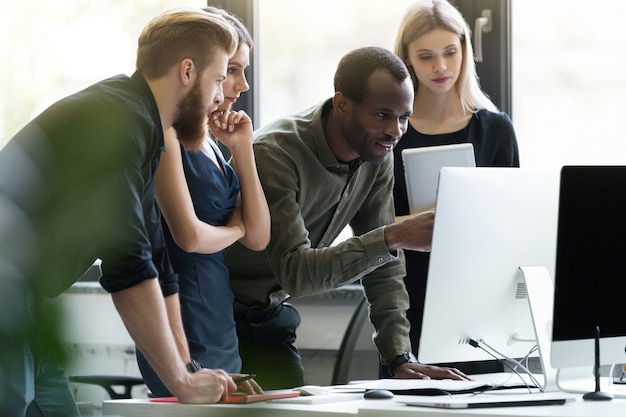 Gruppo di giovani persone di affari in una riunione all'ufficio