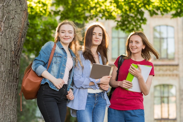 Gruppo di giovani studenti di fronte all&#39;edificio scolastico