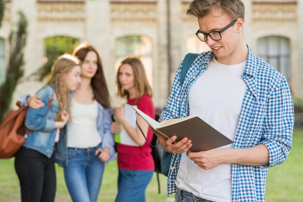 Gruppo di giovani studenti di fronte all&#39;edificio scolastico