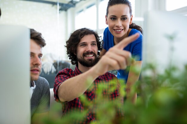 Gruppo di grafici che lavorano insieme