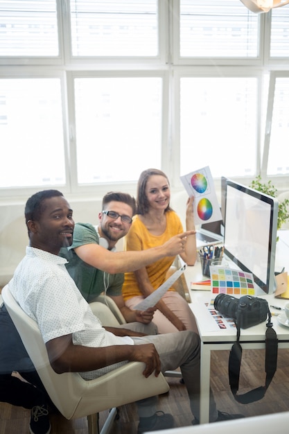 Gruppo di graphic designer che lavorano sul computer