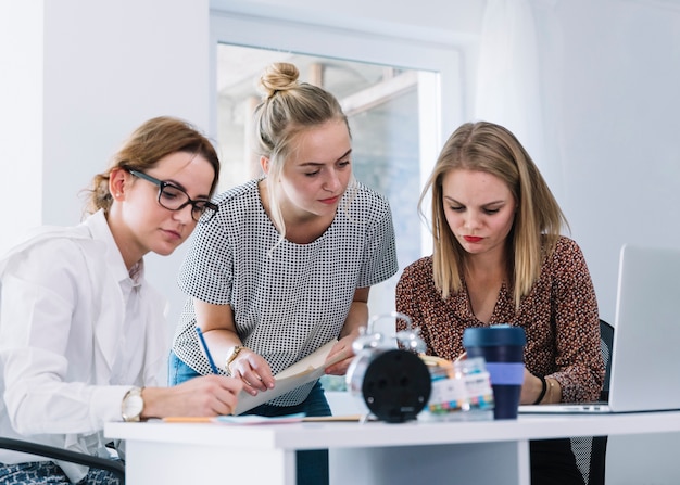 Gruppo di imprenditrici che lavorano in ufficio