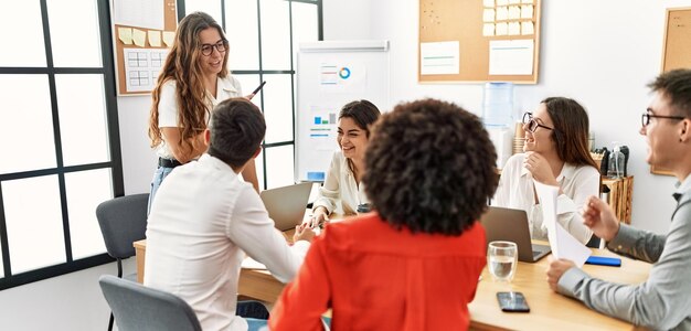 Gruppo di lavoratori aziendali che ascoltano la conferenza del capo durante la riunione in ufficio.