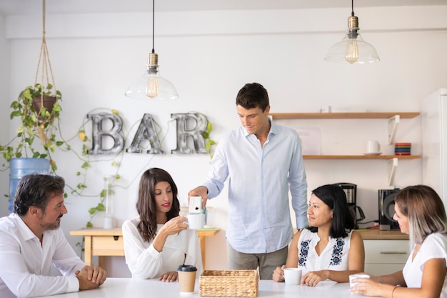 Gruppo di lavoratori riuniti in ufficio