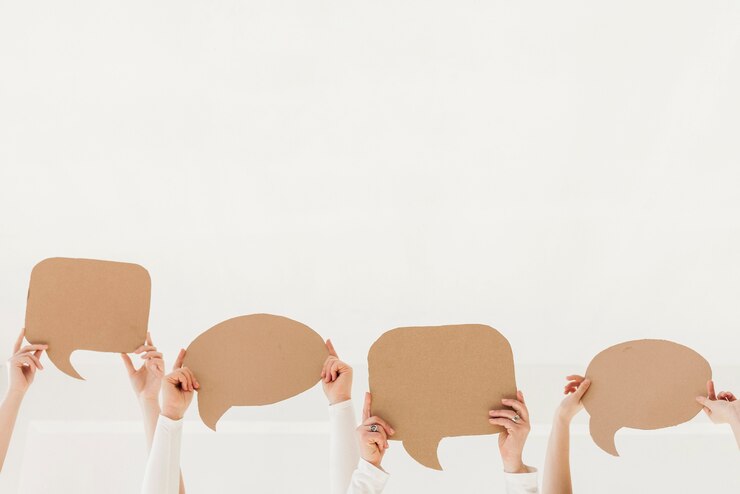 Foto gratuito gruppo di mani delle donne che tengono le bolle di chiacchierata