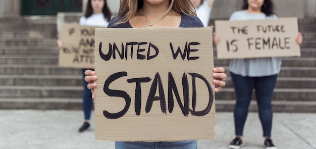 Gruppo di manifestanti che manifestano insieme