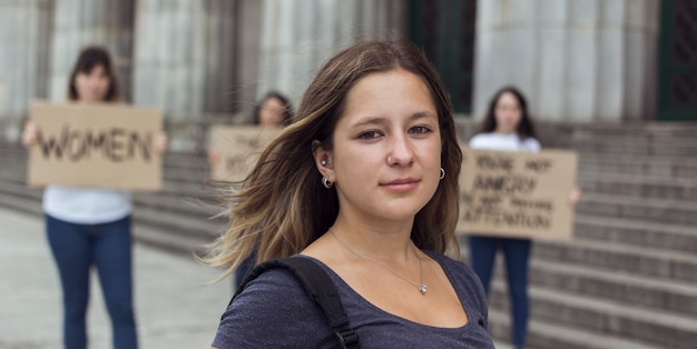 Gruppo di manifestanti che marciano insieme