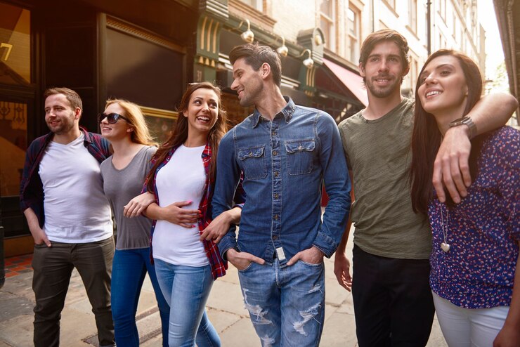 Gruppo di migliori amici in giro per la città
