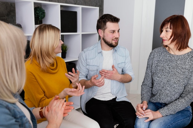 Gruppo di persone alla sessione di terapia