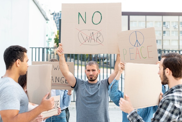 Gruppo di persone che dimostrano insieme