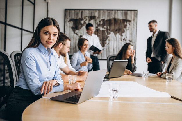 Gruppo di persone che elaborano business plan in un ufficio