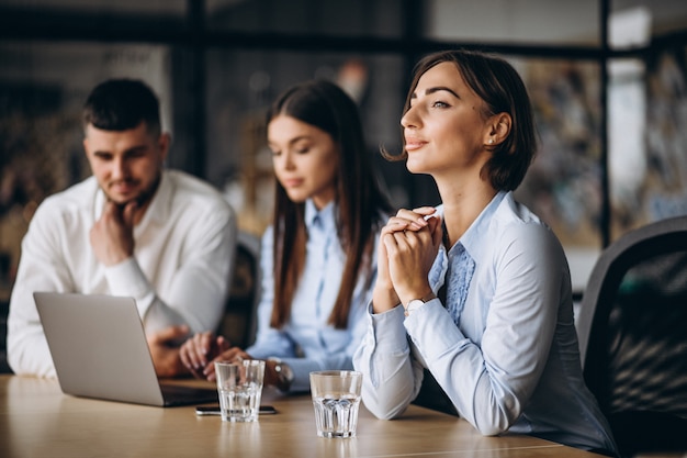 Gruppo di persone che elaborano business plan in un ufficio