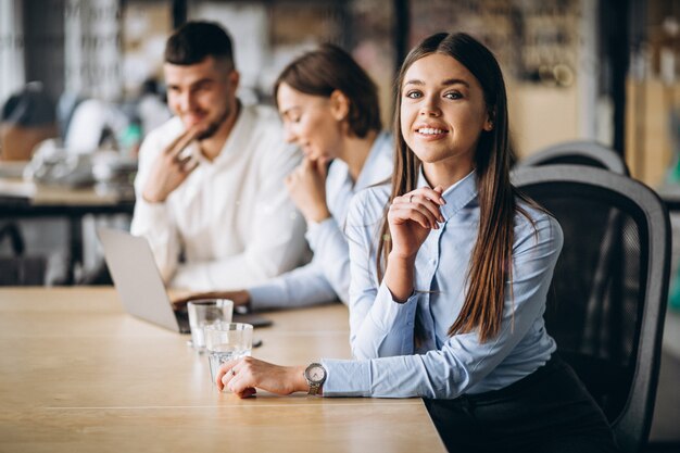 Gruppo di persone che elaborano business plan in un ufficio