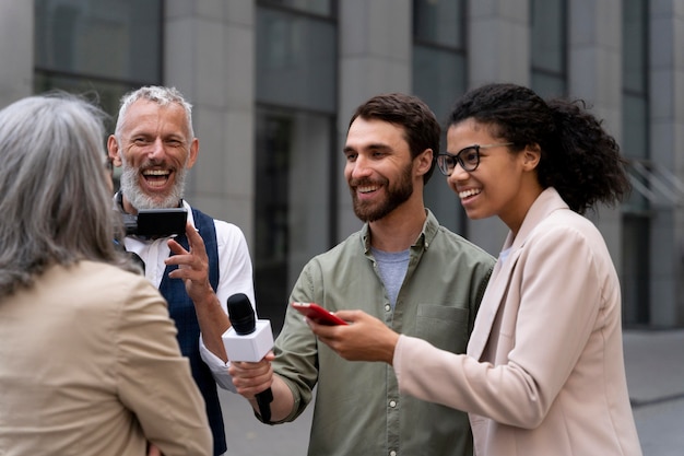 Gruppo di persone che fanno un'intervista giornalistica