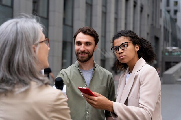 Gruppo di persone che fanno un'intervista giornalistica