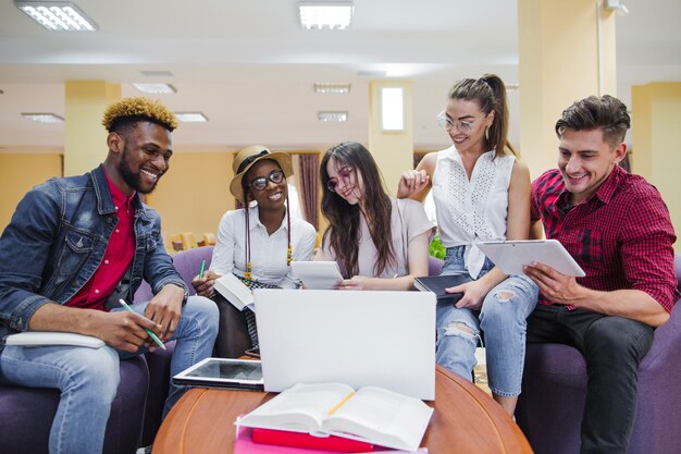 Gruppo di persone che lavorano con gadget