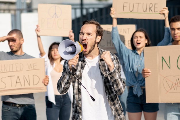 Gruppo di persone che manifestano per la pace