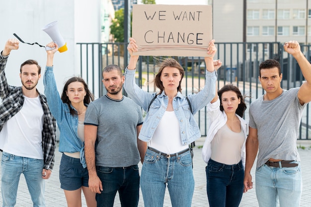 Gruppo di persone che protestano per il cambiamento