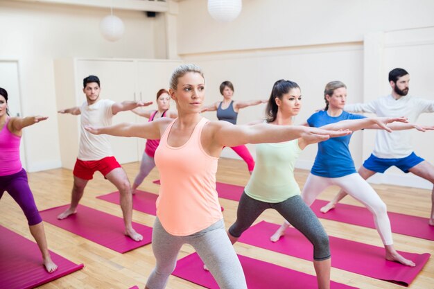 Gruppo di persone che svolgono esercizio di stretching