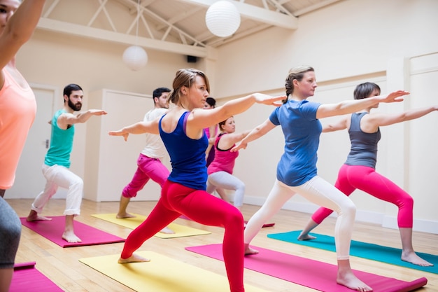 Gruppo di persone che svolgono esercizio di stretching