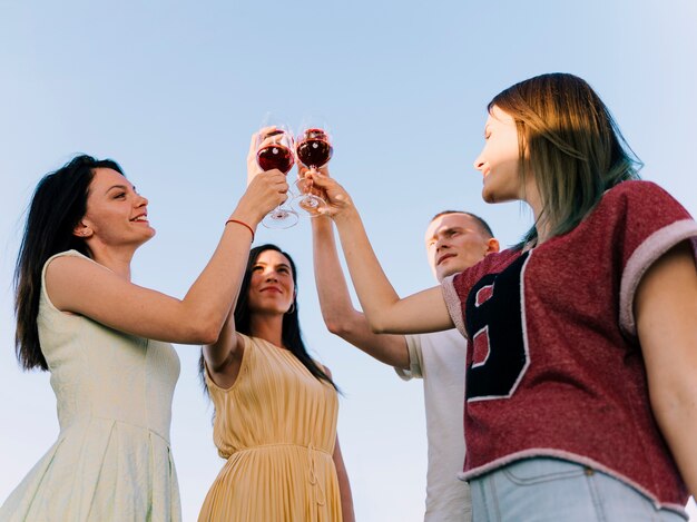 Gruppo di persone che tostano alla luce del sole