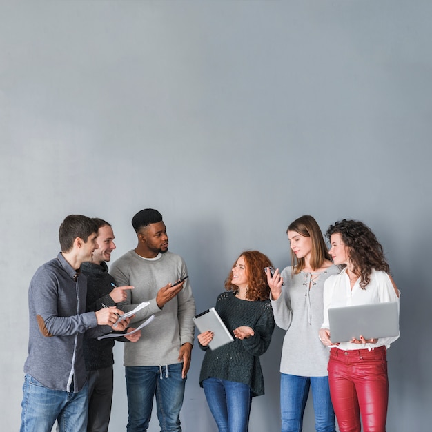 Gruppo di persone con laptop