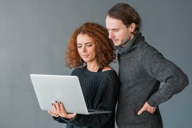 Gruppo di persone con laptop