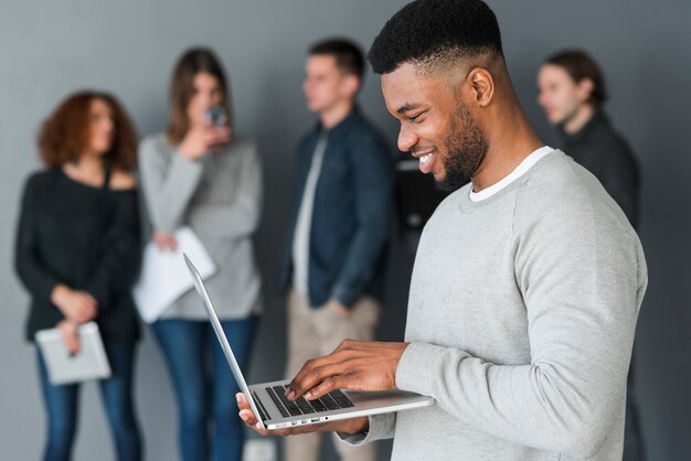 Gruppo di persone con laptop