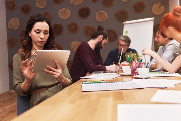 Gruppo di persone creative che analizzano il risultato del lavoro