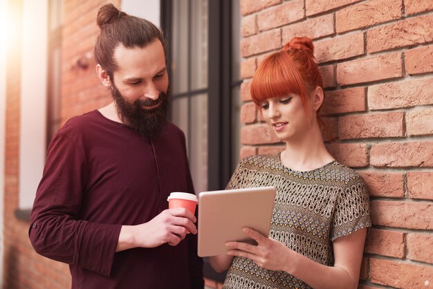 Gruppo di persone creative che analizzano il risultato del lavoro