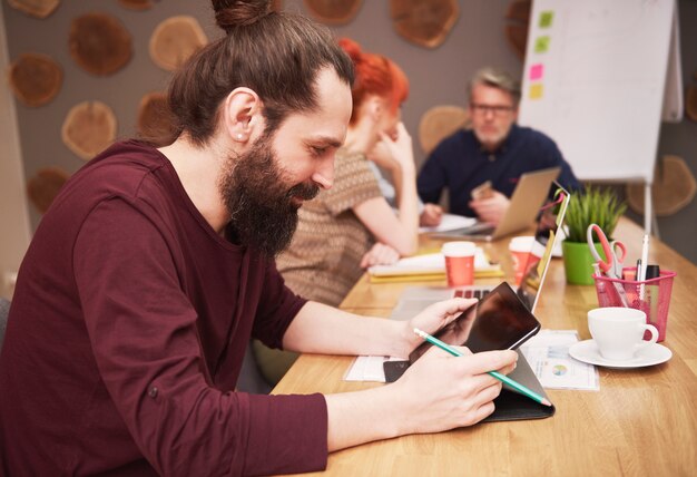 Gruppo di persone creative che analizzano il risultato del lavoro