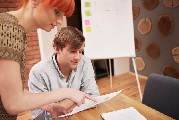 Gruppo di persone creative che analizzano il risultato del lavoro