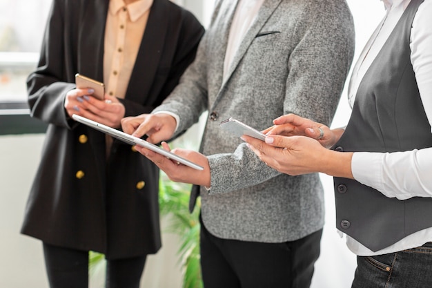 Gruppo di persone del primo piano che lavorano insieme