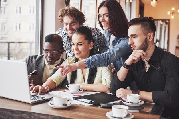 Gruppo di persone di affari con indifferenza vestite che discutono di idee.