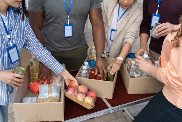 Gruppo di persone diverse che fanno volontariato in un banco alimentare per i poveri