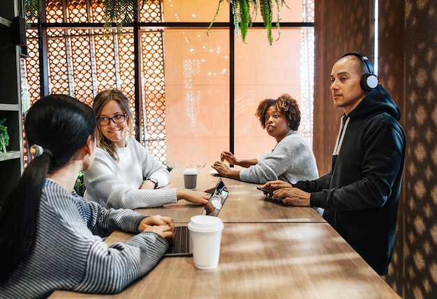 Gruppo di persone diverse che hanno una riunione d&#39;affari