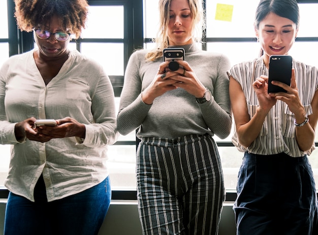 Gruppo di persone diverse che utilizzano gli smartphone