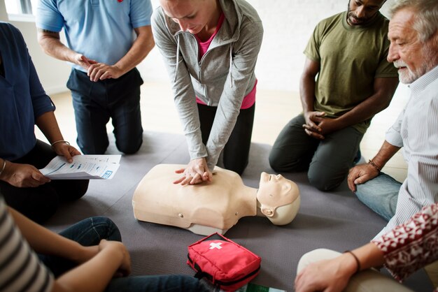 Gruppo di persone diverse in cpr training class