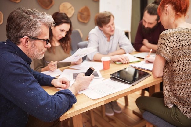 Gruppo di persone durante la riunione d'affari