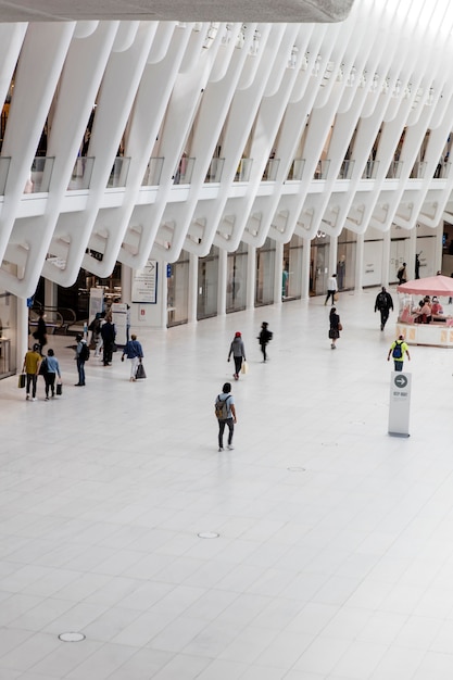 Gruppo di persone in una composizione di città