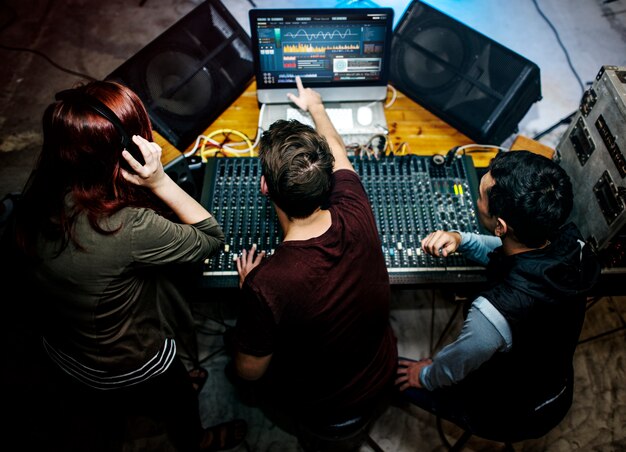 Gruppo di persone in una stazione di mixer audio