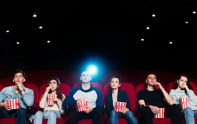 Gruppo di persone nel cinema