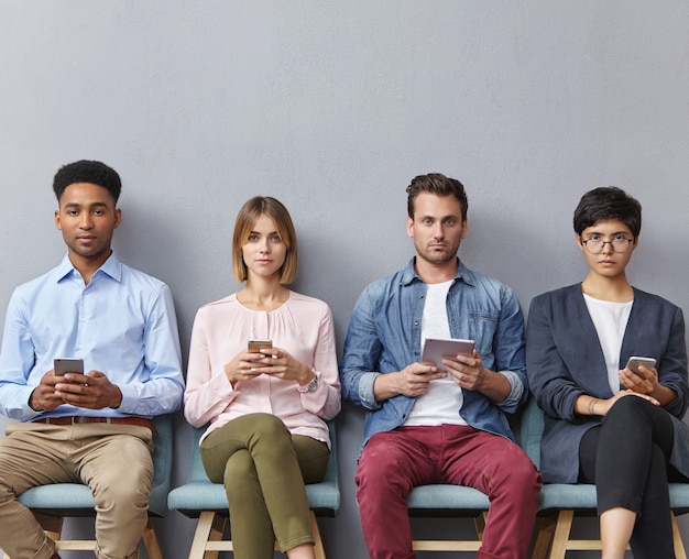 Gruppo di persone sedute in sala d'attesa