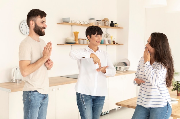 Gruppo di persone sorde che comunicano attraverso il linguaggio dei segni