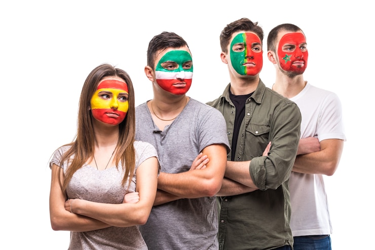 Foto gratuito gruppo di persone sostenitori fan delle squadre nazionali con la faccia dipinta di bandiera del portogallo, spagna, marocco, iran. fans le emozioni.