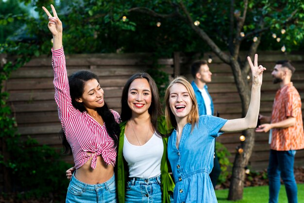 Gruppo di ragazze felici insieme