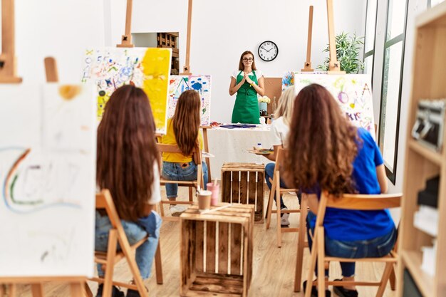 Gruppo di ragazze giovani artisti che hanno lezione di disegno presso lo studio d'arte.