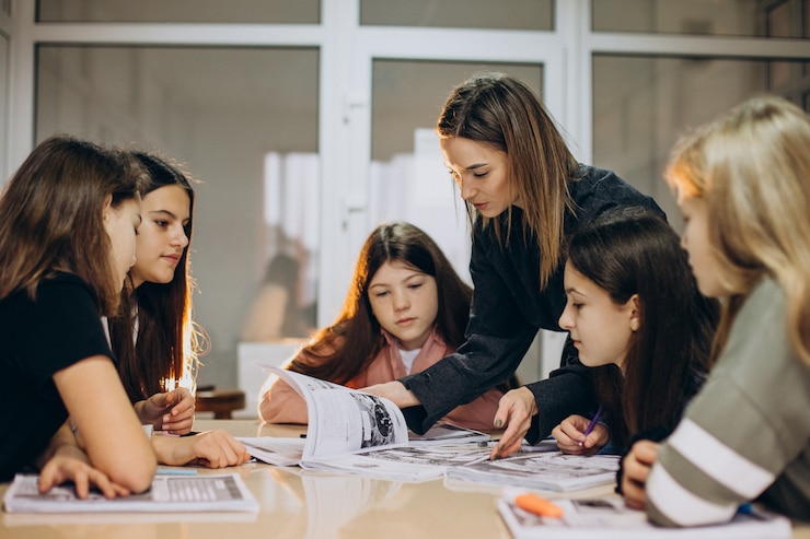 Foto gratuito gruppo di ragazzi che studiano a scuola