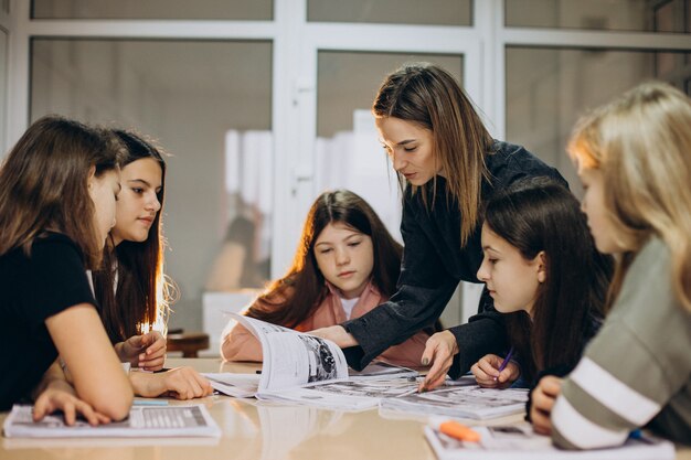 Gruppo di ragazzi che studiano a scuola